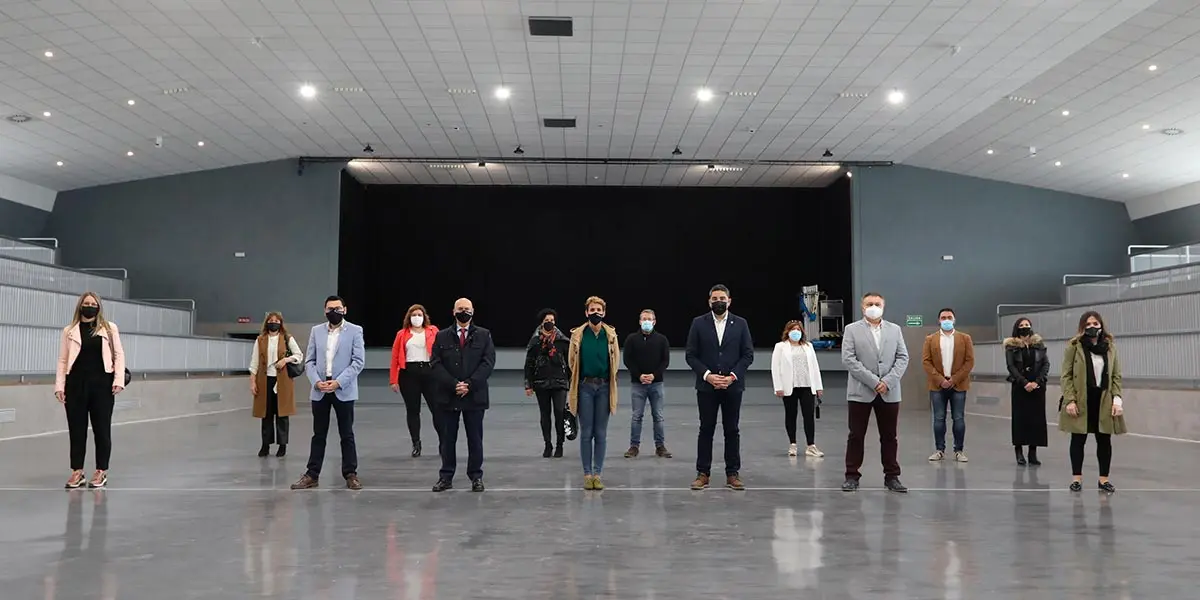 La Presidenta de Navarra y autoridades, en la pista del pabell&oacute;n reformado