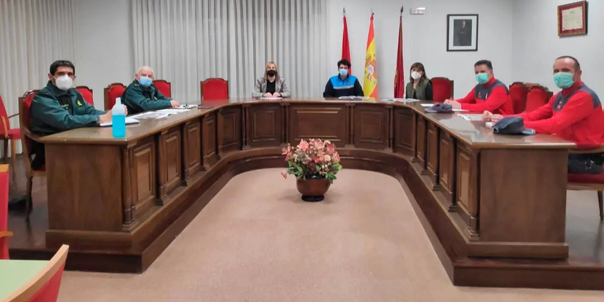 En la ma&ntilde;ana de hoy la alcaldesa ha mantenido una reuni&oacute;n con los responsables de Guardia Civil, Polic&iacute;a Foral y Polic&iacute;a Local para coordinar el cierre de la localidad a causa de la Covid 19