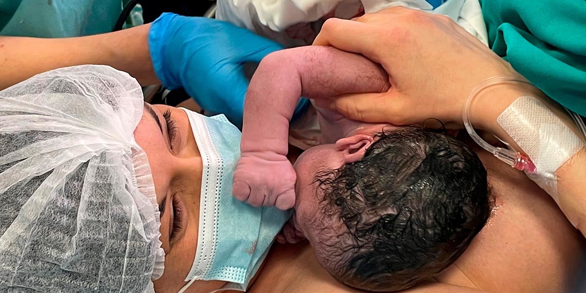 La técnica “Piel con piel” se aplica en el hospital Reina Sofía desde 2007 en partos vaginales con resultados satisfactorios para familias y profesionales