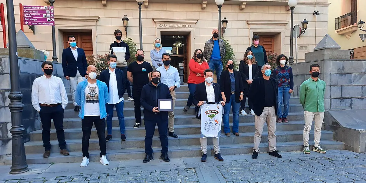 En el acto, adem&aacute;s de los miembros de la Corporaci&oacute;n, estuvieron representantes del cuerpo directivo y t&eacute;cnico del CD Tudelano, su entrenador Nacho Mart&iacute;n y los dos capitanes, Fernando Delgado y &Aacute;lvaro Meseguer