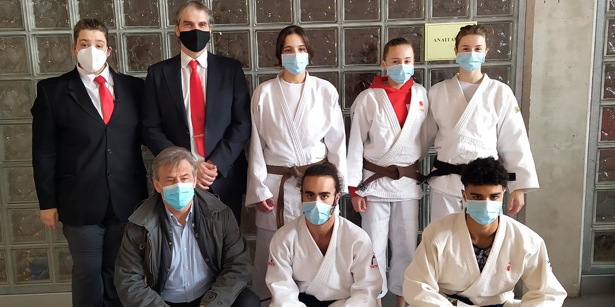 Los cinco judokas junior  del Shogun acompañados por su Sensei Félix Pastor