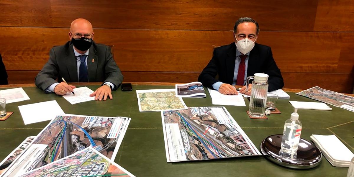 El consejero Ciriza y Casimiro Iglesias, Director General de Planificación y Evaluación de la Red Ferroviaria del Ministerio de Transportes, Movilidad y Agenda Urbana