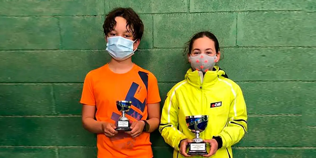 Adri&aacute;n y Paulina posando con los Trofeos conseguidos