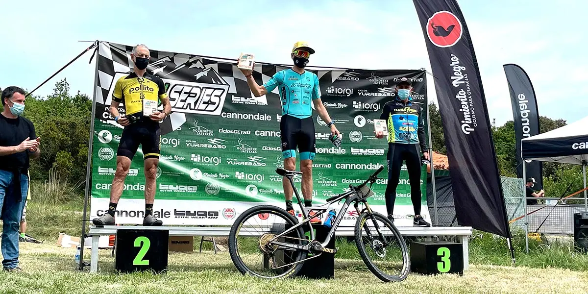 Tito Espada en el podio del Open Green Series xco