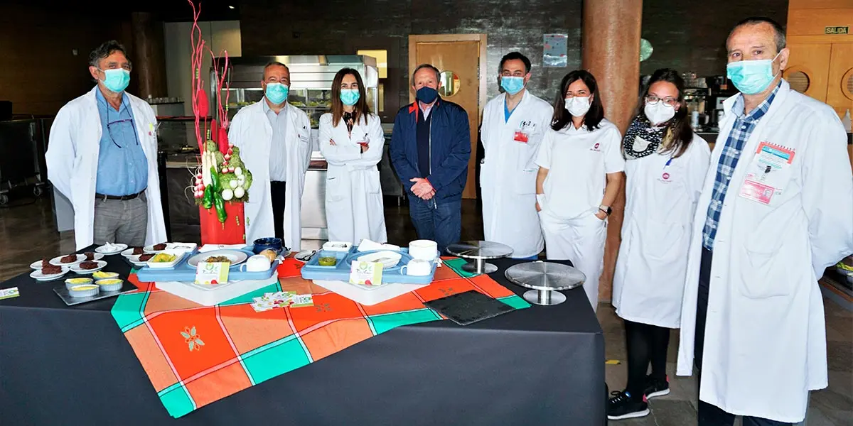 Profesionales del Hospital Reina Sofia de Tudela junto al presidente de la Orden del Volat&iacute;n, Rafael Rem&iacute;rez de Ganuza