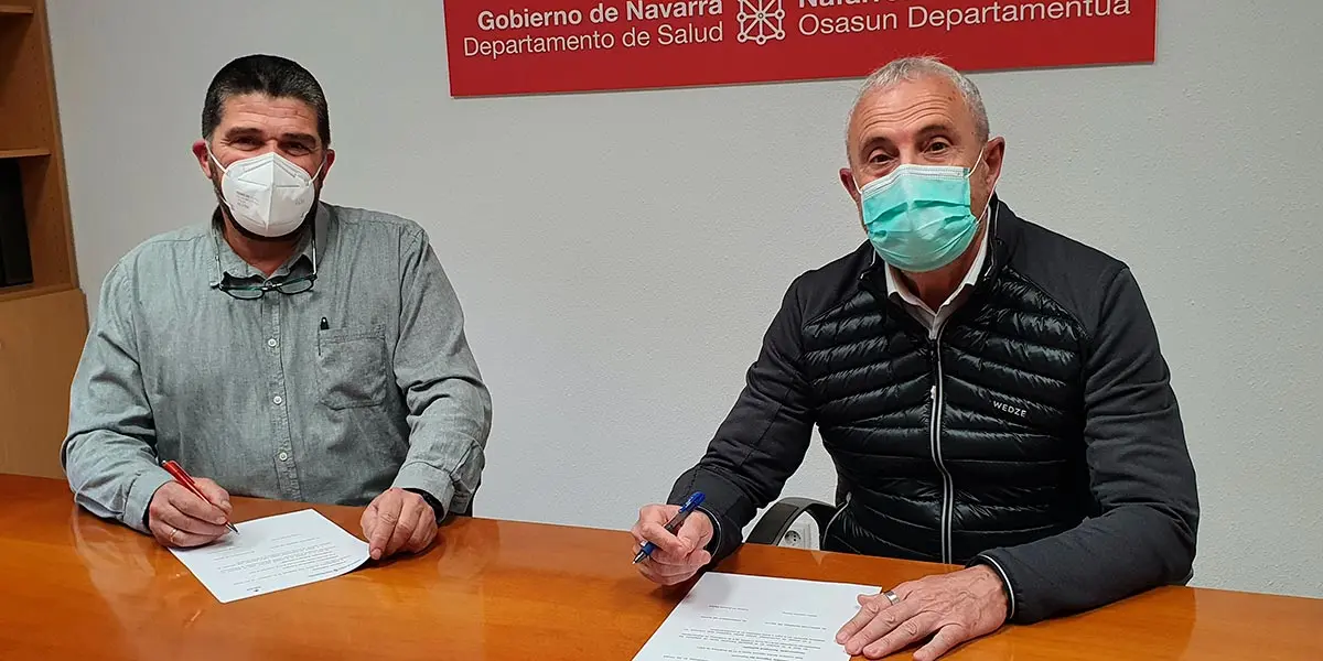 Ant&oacute;n Zubasti, presidente de ADONA, y Carlos Artundo, director general de Salud, firman un convenio para promocionar la donaci&oacute;n de sangre