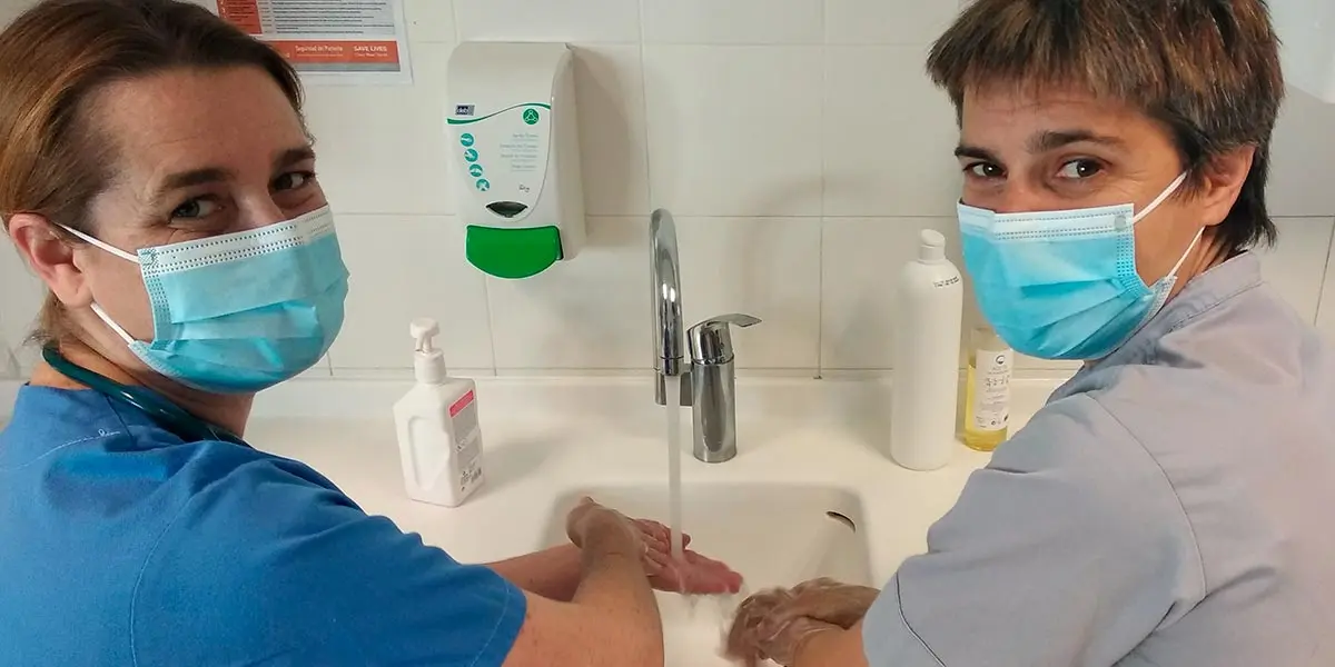 La Doctora Luc&iacute;a Gil y la enfermera Patricia Ruiz, responsables de la campa&ntilde;a en el Hospital San Juan de Dios