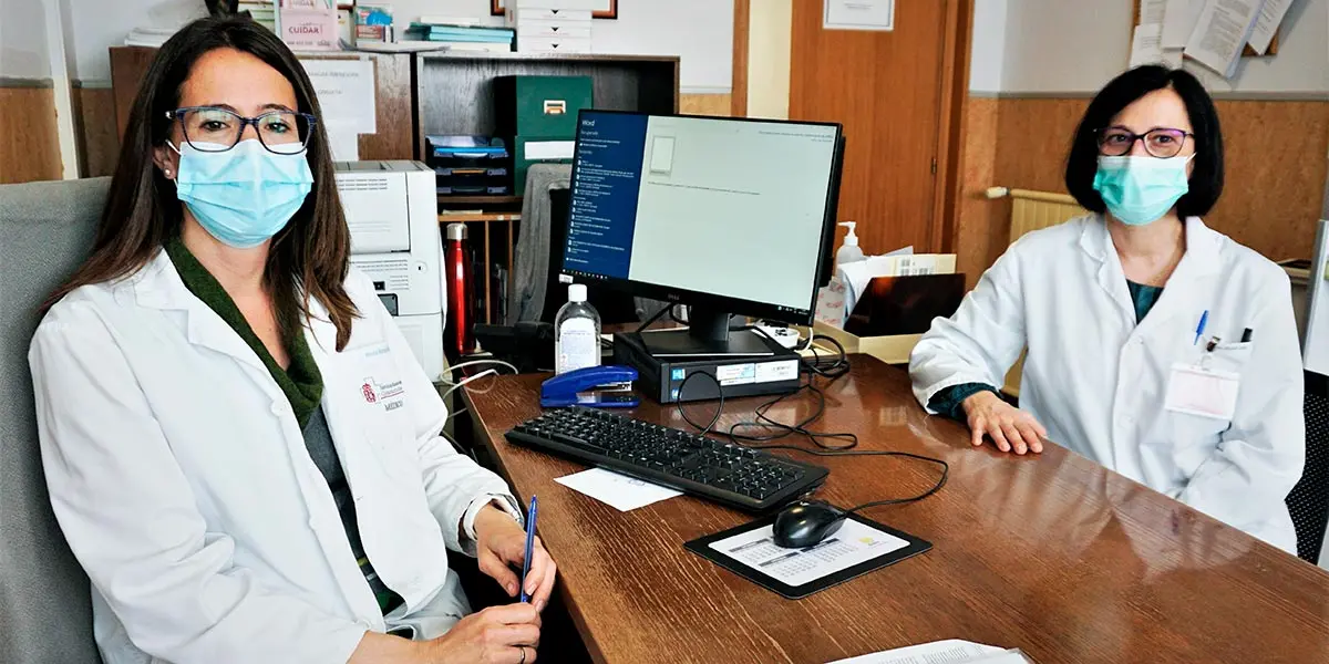 Las especialistas de Reumatolog&iacute;a y Dermatolog&iacute;a, Marisol Moreno (izda.) y F&aacute;tima Lafuente (dcha.)