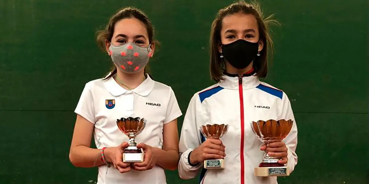 Mar&iacute;a y Paulina con las Copas conquistadas en el Club Tenis Pamplona