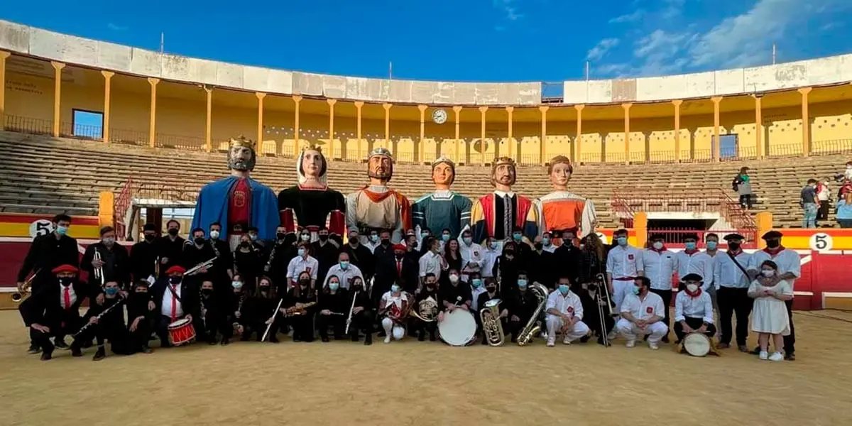 Actuaci&oacute;n de los Gigantes de Tudela en la plaza de toros 2