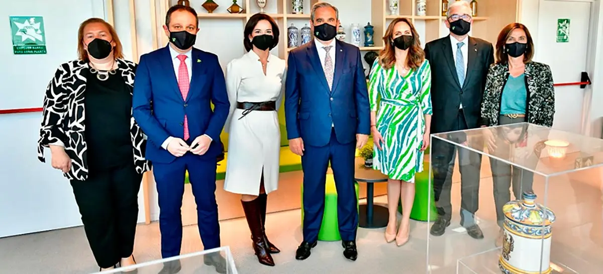Marta Galipienzo (1&ordf; izqda.) compatibilizar&aacute; su cargo con el de presidenta del Colegio Oficial de Farmac&eacute;uticos de Navarra