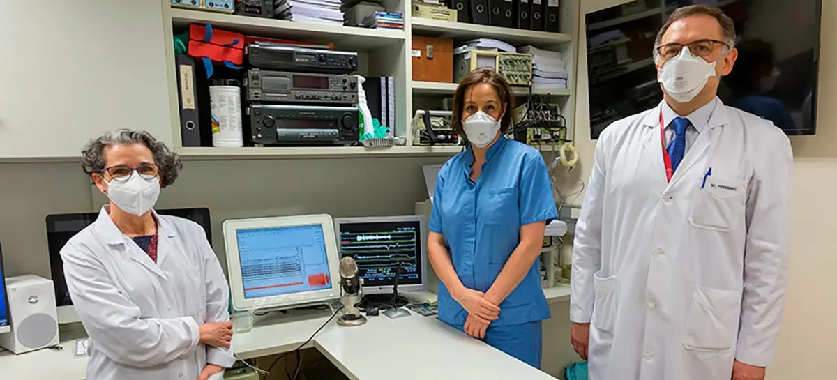 La Dra. Ana Mart&iacute;nez, autora de la tesis, Beatriz del R&iacute;o, t&eacute;cnico de la Cl&iacute;nica, y el Dr. Secundino Fern&aacute;ndez, especialista de Otorrinolaringolog&iacute;a de la Cl&iacute;nica
