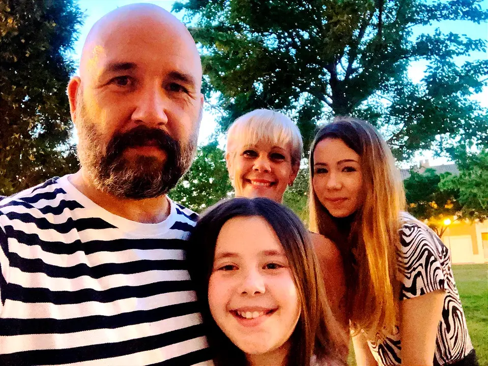 Asthar Mazo, Patricia Echarri y sus hijas