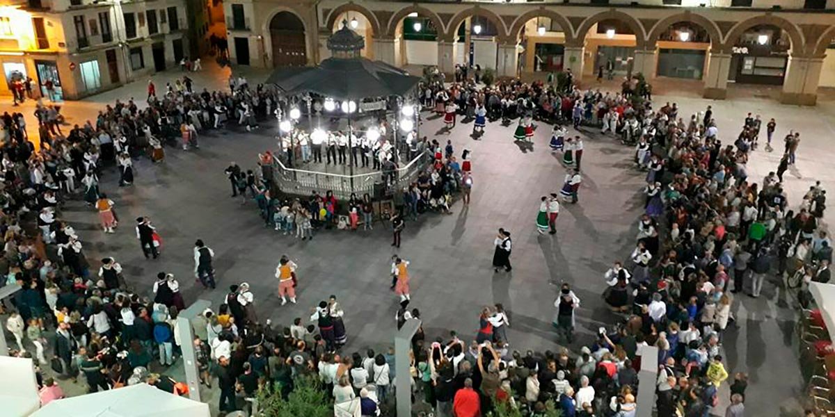 Espectáculo popular en la plaza de los Fueros de Tudela