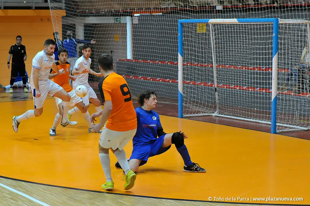 Disparo y posterior gol del Ribera Navarra FS