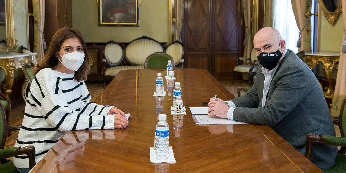 La alcaldesa de Bu&ntilde;uel, Mayte Espinosa, y el vicepresidente y consejero Jos&eacute; Mar&iacute;a Aierdi en la reuni&oacute;n mantenida en el Palacio de Navarra