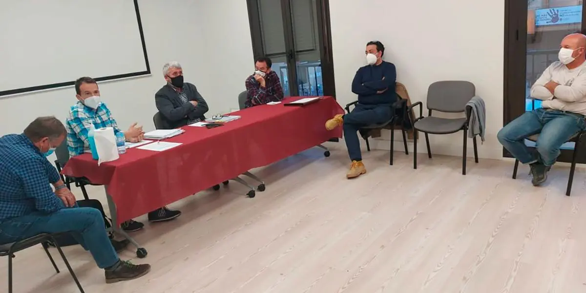 Reuni&oacute;n destrozos jabal&iacute;s