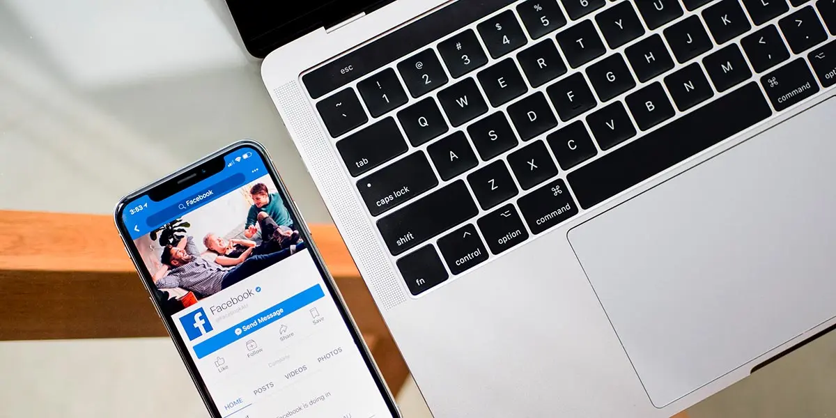 ordenador m&oacute;vil port&aacute;til smartphone facebook redes sociales macbook iphone pantallas mesa escritorio