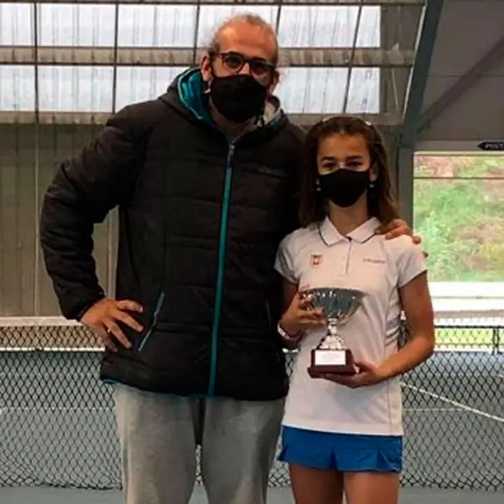 Mar&iacute;a Trujillo recogiendo su Trofeo de Campeona de manos del Organizador del C.T. Valle de Aranguren