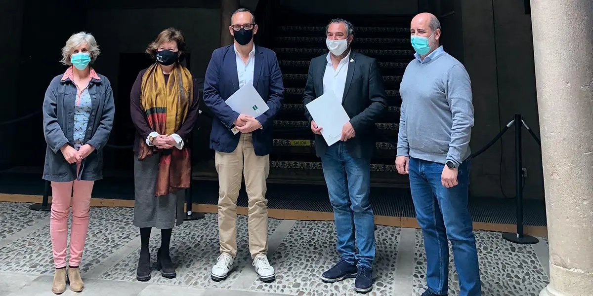 Los representantes de las entidades colaboradoras en la organizaci&oacute;n del Congreso Urania II de J&oacute;venes investigadores, posan en el patio del Palacio del Marqu&eacute;s de San Adri&aacute;n, sede de la UNED de Tudela