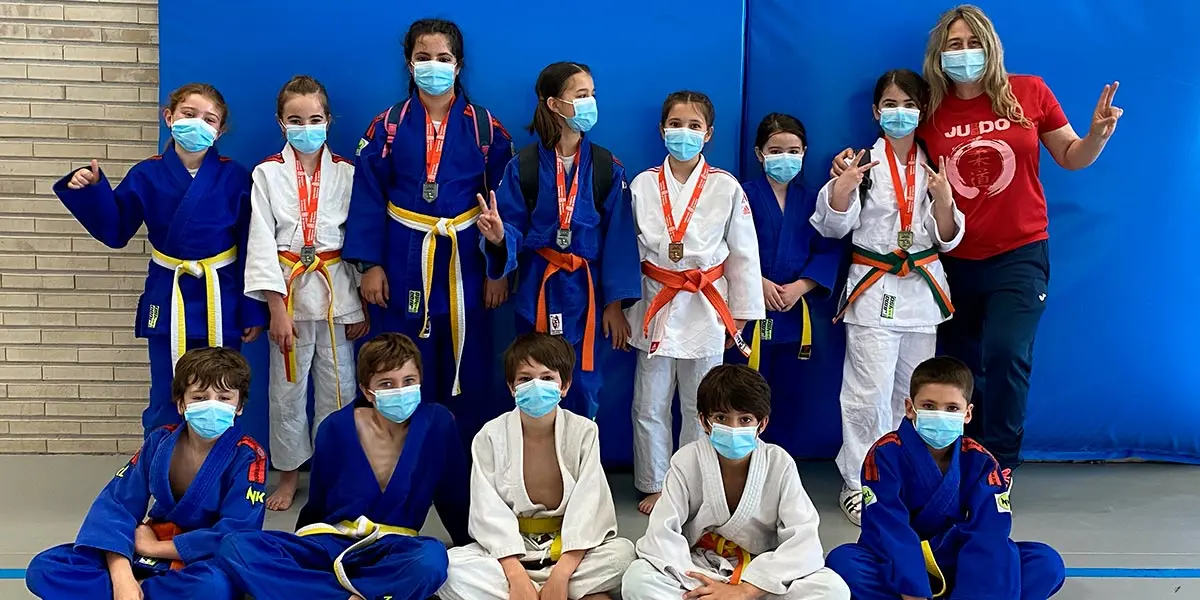 Los judokas del Ribera Navarra con sus medallas