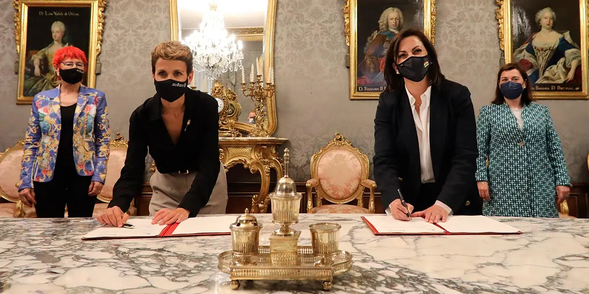 De izquierda a derecha la Presidenta Chivite y la Presidenta de La Rioja, Concha Andreu, durante la firma del convenio