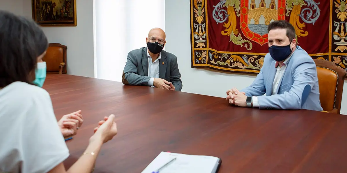 El consejero Bernardo Ciriza, el alcalde de Tudela, Alejandro Toquero y la directora general de Transportes, Berta Miranda, en un momento del encuentro