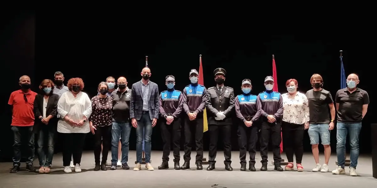 La corporaci&oacute;n municipal junto a los nuevos agentes de la Polic&iacute;a Local de Corella