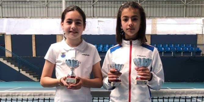 Paulina con su trofeo de campeona en dobles y María con sus trofeos de campeona en dobles y de subcampeona en individual