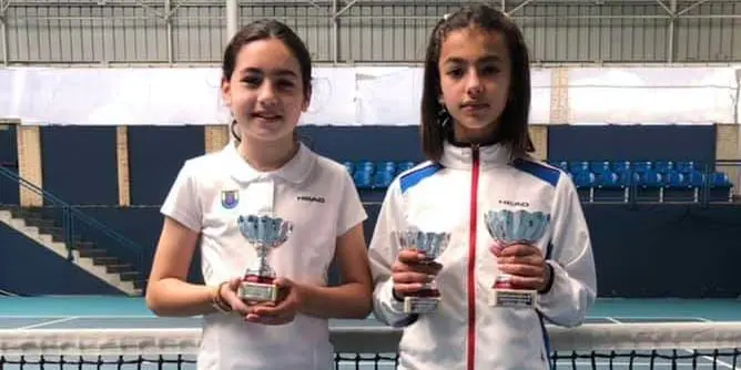 Paulina con su trofeo de campeona en dobles y Mar&iacute;a con sus trofeos de campeona en dobles y de subcampeona en individual