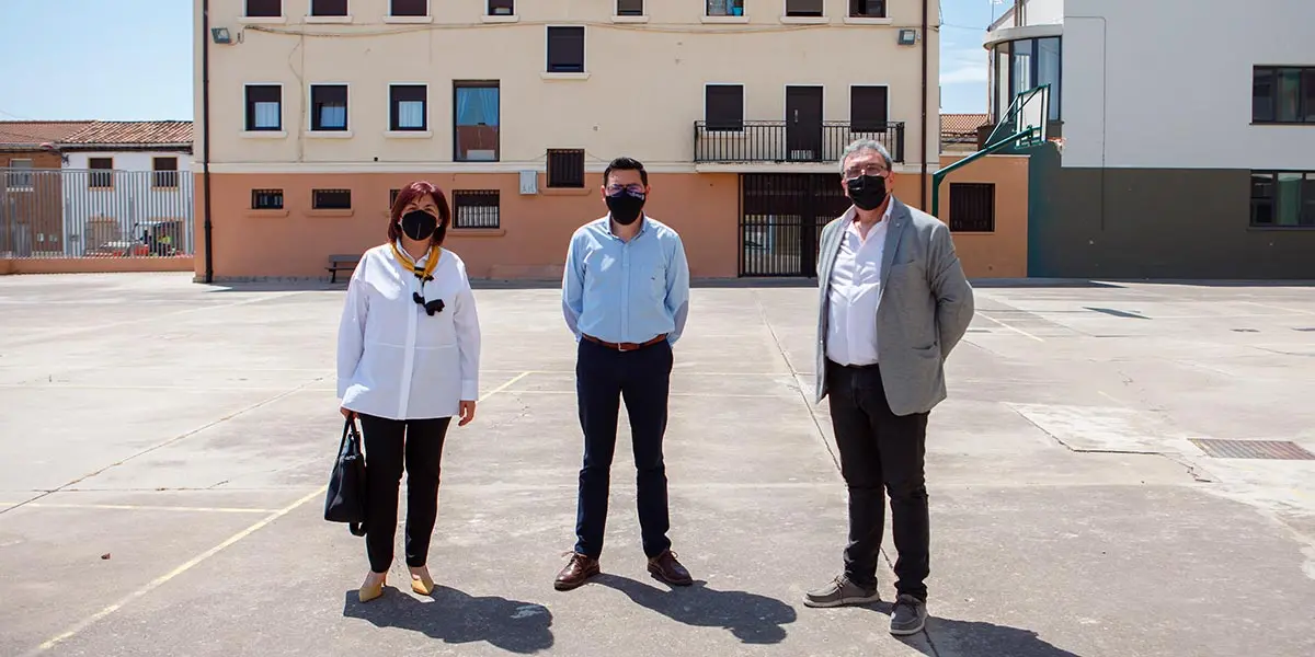 El director general de Administraci&oacute;n Local, Jes&uacute;s Mari Rodr&iacute;guez (centro); el alcalde de Milagro, Jos&eacute; Ignacio Pardo, y la concejala del ayuntamiento de Milagro, Bel&eacute;n Cerd&aacute;n