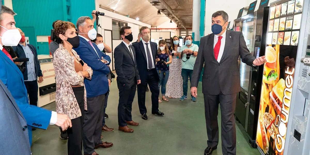 Visita a las instalaciones mostradas por F&eacute;lix Guindul&aacute;in Busto