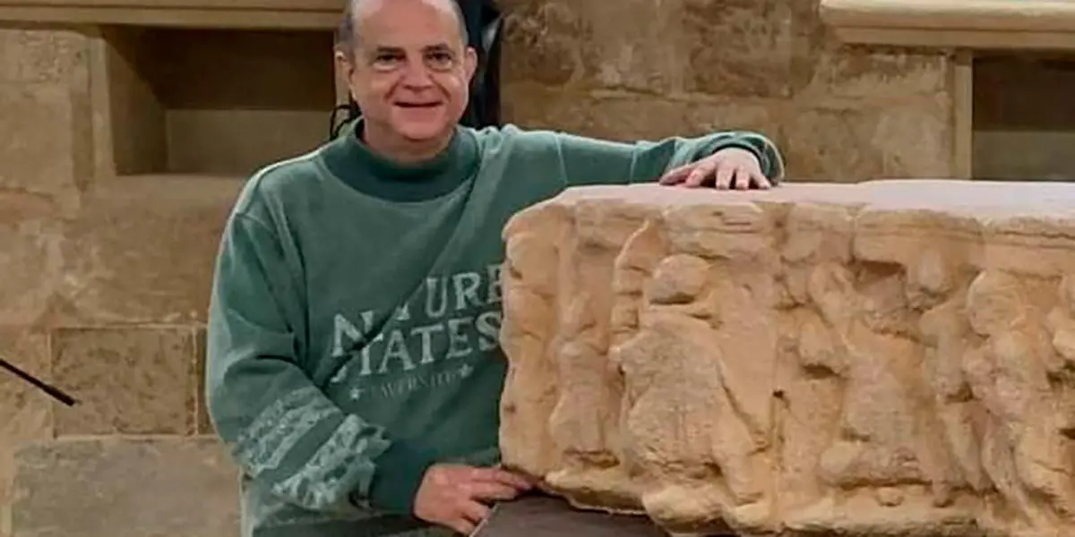 Seraf&iacute;n Olcoz con la reproducci&oacute;n del capitel historiado de Carlos V
