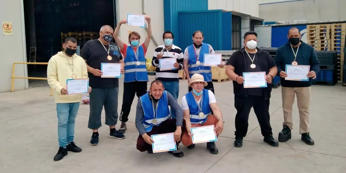 Los alumnos con los diplomas que recibieron tras completar el curso