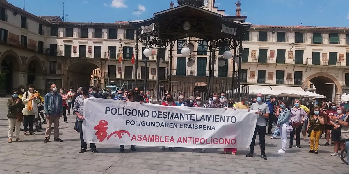 Concentración antipolígono en la plaza de los Fueros
