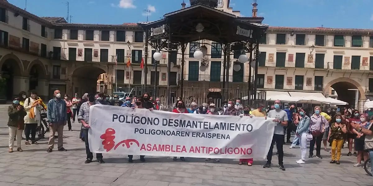 Concentraci&oacute;n antipol&iacute;gono en la plaza de los Fueros