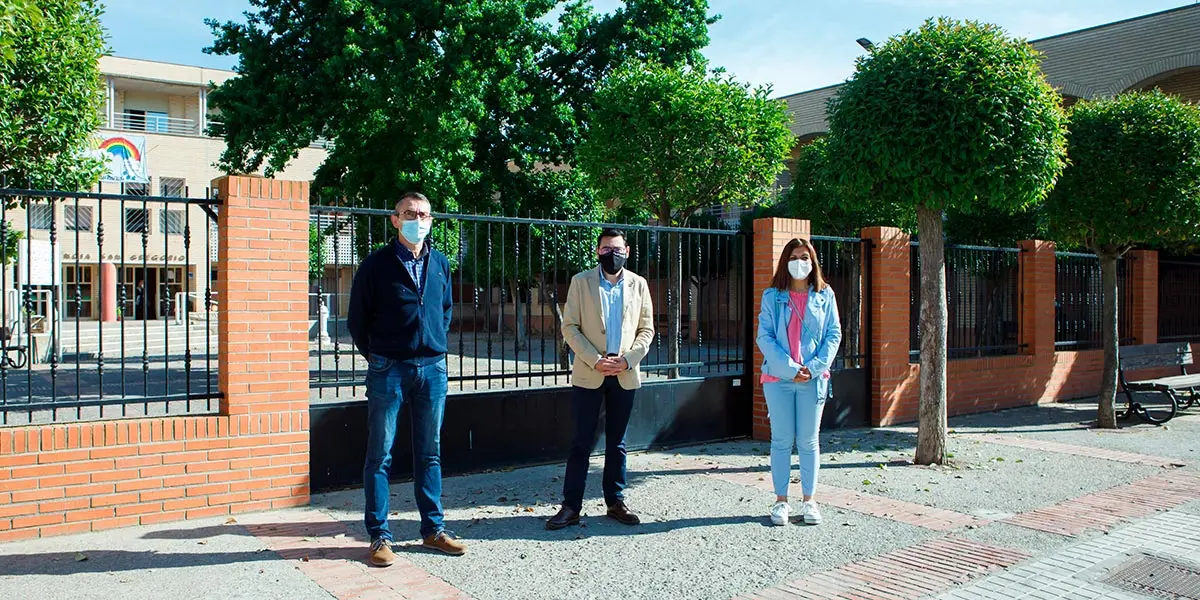 El director general de Administraci&oacute;n Local y Despoblaci&oacute;n, Jes&uacute;s Mar&iacute;a Rodr&iacute;guez, la alcaldesa de Bu&ntilde;uel, Mayte Espinosa, y el concejal Enrique Litago, ante la residencia de ancianos