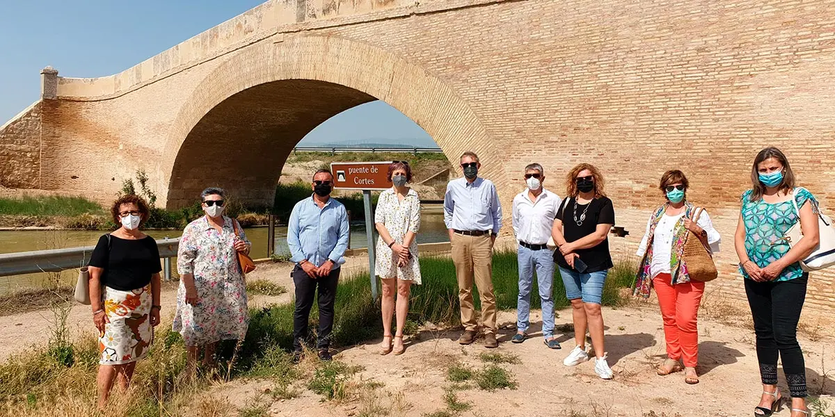 La consejera de Cultura y Deporte, Rebeca Esnaola, y el alcalde de Cortes, Fernando Sierra, con concejales del Ayuntamiento y responsables del Servicio de Patrimonio Hist&oacute;rico