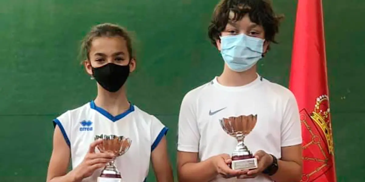 Mar&iacute;a y Adri&aacute;n con sus trofeos de sub-campeones de Navarra en categor&iacute;a infantil