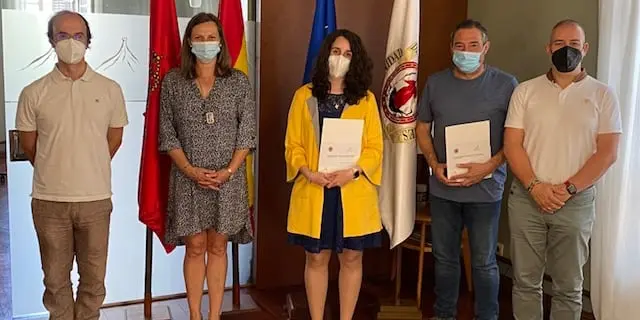Asistentes a la firma del contrato suscrito ayer en la Sede de la Comunidad de Bardenas