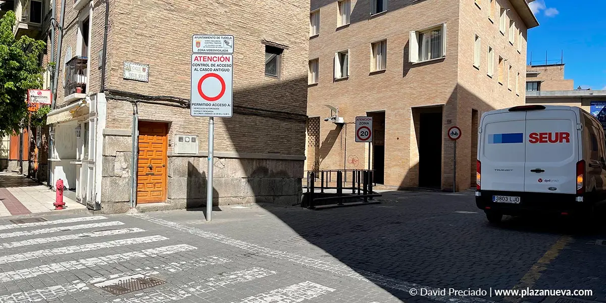 Calle Verjas del Casco Viejo de Tudela con una furgoneta de reparto