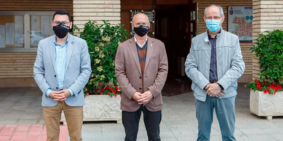El director general de Administraci&oacute;n Local y Despoblaci&oacute;n, Jes&uacute;s Mari Rodr&iacute;guez, el consejero Ciriza, y el alcalde de Murchante, Luis Sancho, durante la visita para la firma del convenio