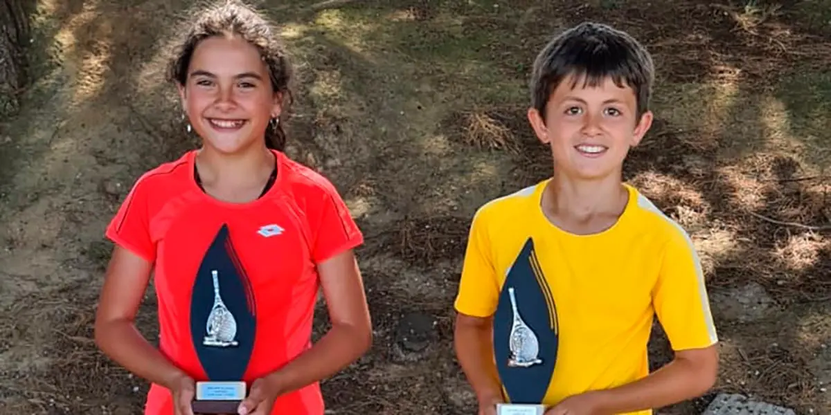 Roc&iacute;o G&oacute;mez y Luca Val posando juntos con sus Trofeos conquistados
