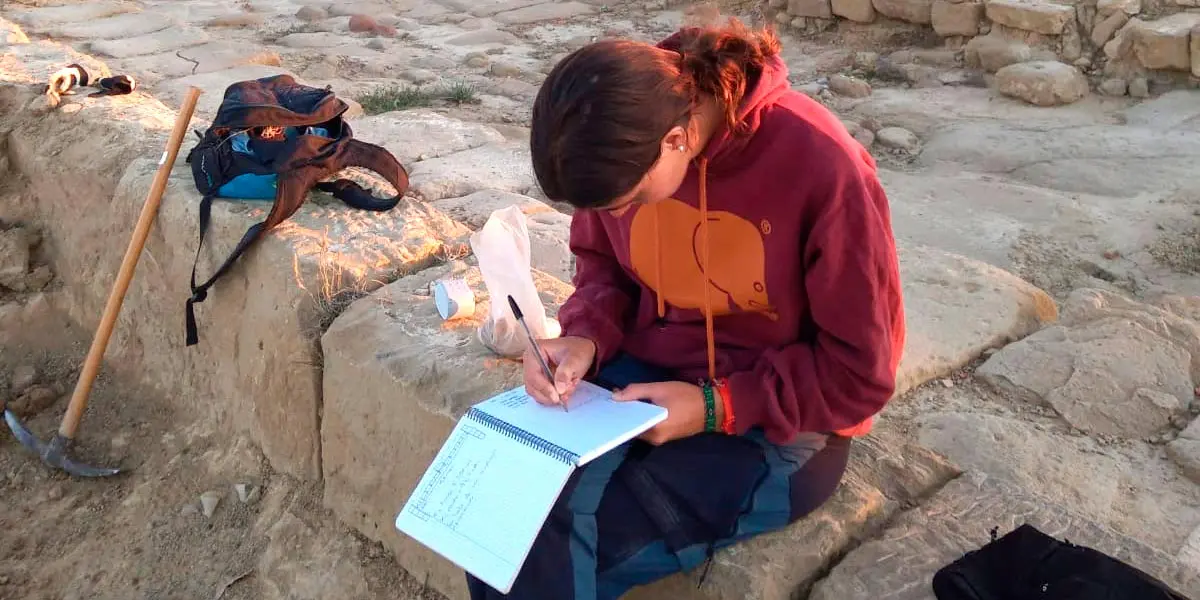 Los estudiantes becados por la Comarca de las Cinco Villas est&aacute;n aprendiendo c&oacute;mo se trabaja en el yacimiento arqueol&oacute;gico de Los Ba&ntilde;ales