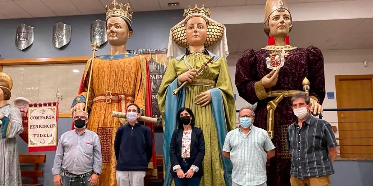 Los gigantes que viajan a Pe&ntilde;afiel son Carlos III &ldquo;El Noble&rdquo;, Blanca I y Carlos, Pr&iacute;ncipe de Viana, abuelo, hija y nieto, reyes y pr&iacute;ncipe de Navarra, pertenecientes a la dinast&iacute;a Evreux