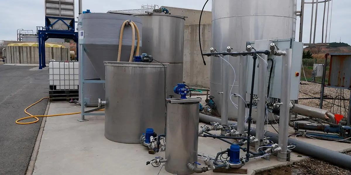 Planta piloto construida en la depuradora de Tudela para el programa de investigaci&oacute;n Poctefa Outbiotics, sobre la detecci&oacute;n y eliminaci&oacute;n de antibi&oacute;ticos en el agua