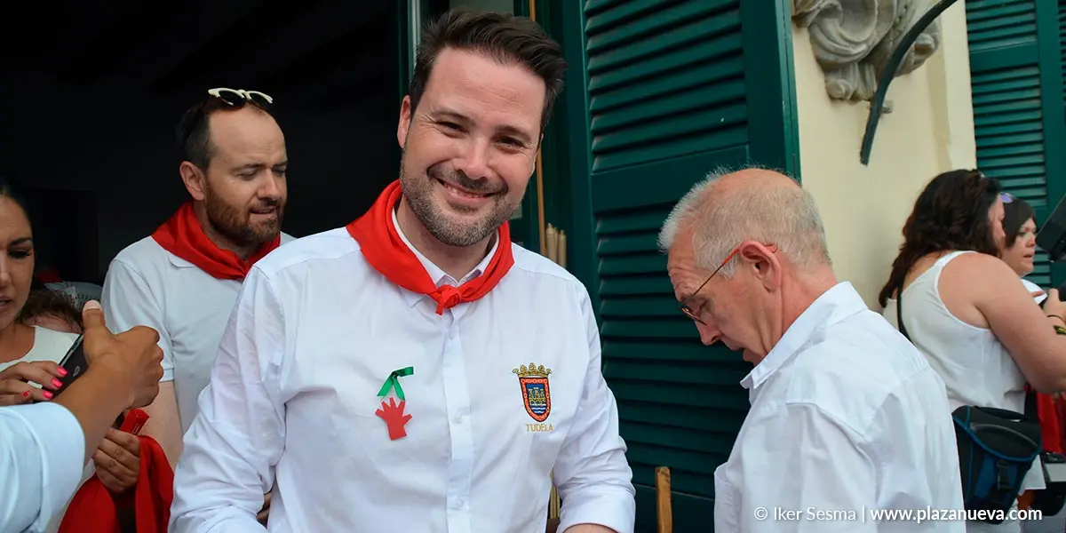 El alcalde Alejandro Toquero instantes despu&eacute;s del lanzamiento del cohete de las fiestas de 2019