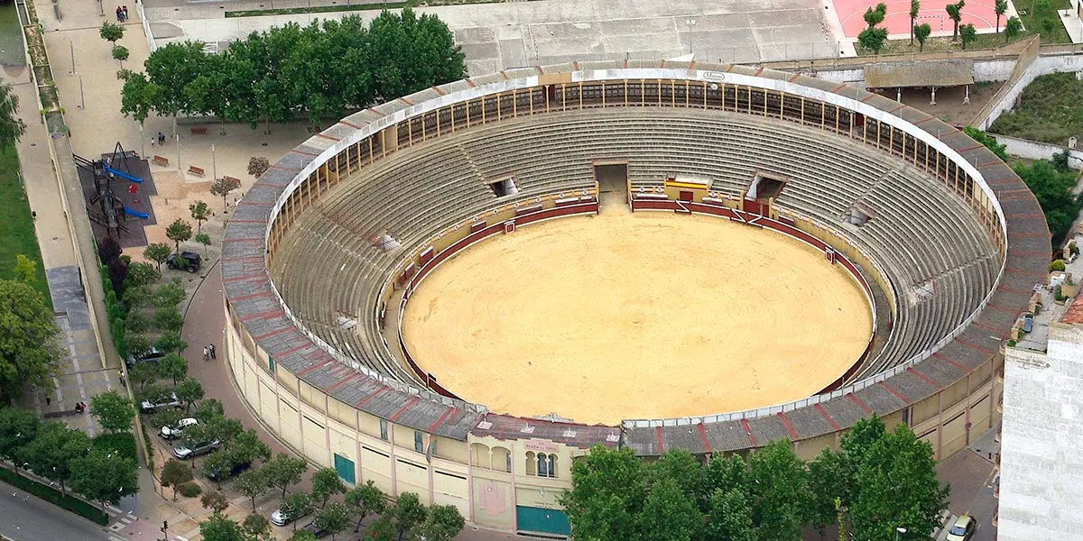 Fotograf&iacute;a de la Chata de Griseras y al fondo el colegio de Griseras (Foto archivo Luis Mar&iacute;a Mar&iacute;n)