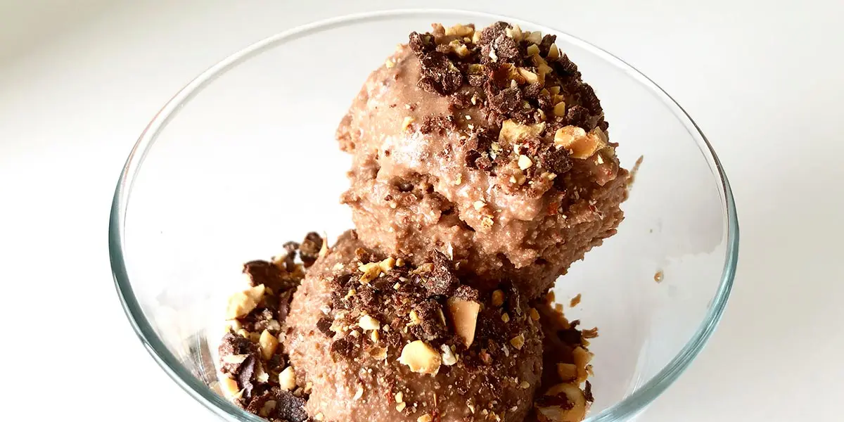 Helado de crema de cacao con avellanas