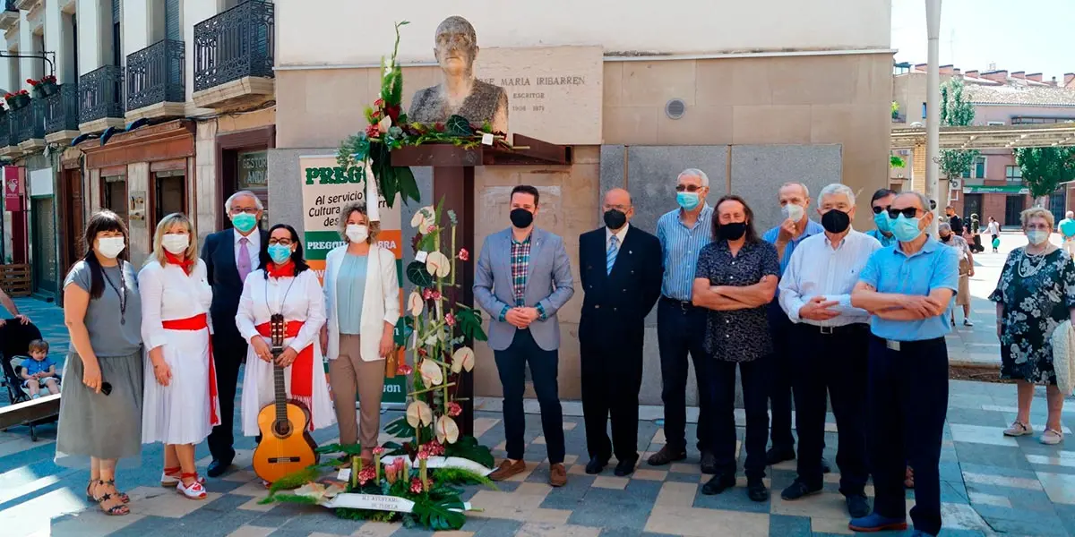 Homenaje del Ayuntamiento de Tudela a Jos&eacute; Mar&iacute;a Iribarren en su monumento situado en la calle Yanguas y Miranda